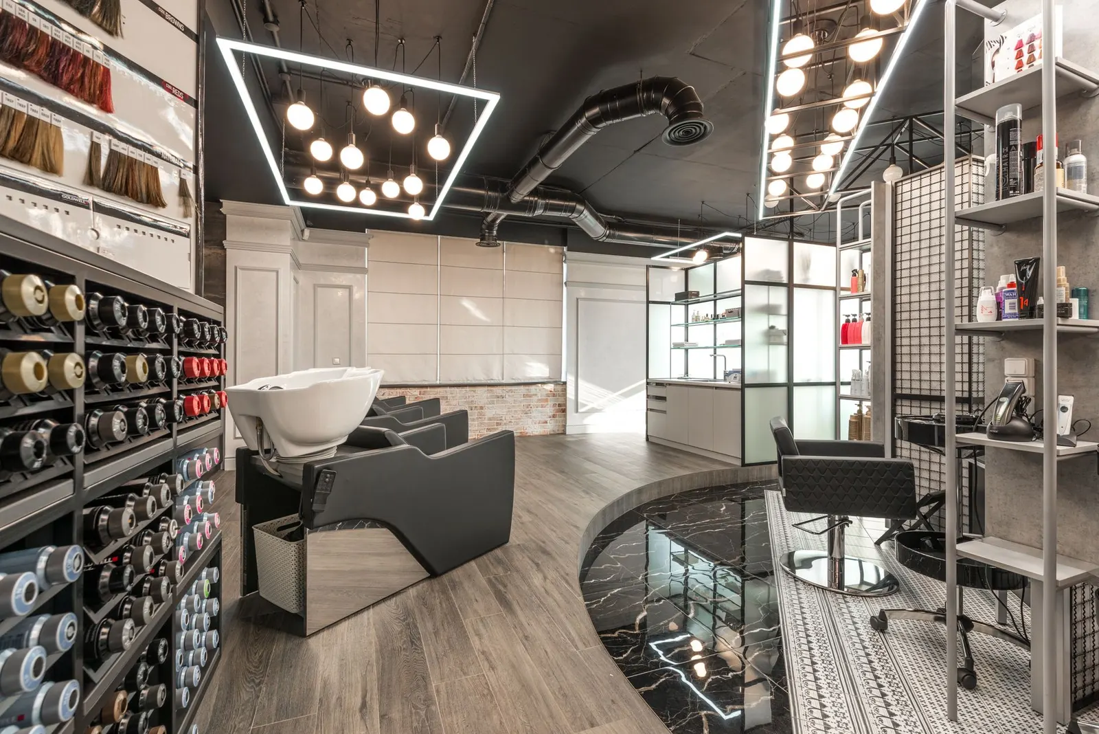 Bac de lavage noir avec vasque blanche dans le salon lumineux